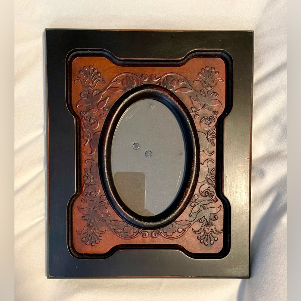 *EUC* Dark Wood Picture Frame w/Oval Center -Tooled Insert- 4 X 6 -Free Standing
